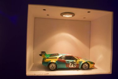 Cihangir sanat galerisinde tasarımcı mini arabaları sergiliyor; Bombay şimdi Mumbai; Maharashtra; Hindistan