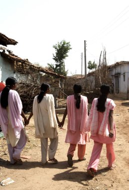 Kırsal kızlar yürüyor; Hazaribagh; Jharkhand; Hindistan