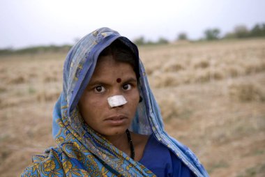 Bulanık arka planda kırsal kesimdeki kadını taciz et 