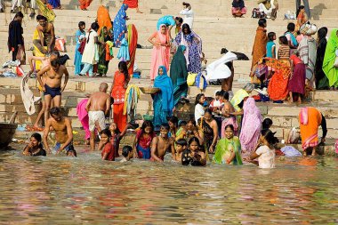 Ganga nehrinde, Varanasi 'de, Uttar Pradesh' te, Hindistan 'da yıkanan insanlar 