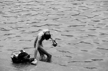 İnsan banyosu, Banganga su tankı, Walkeshwar, Malabar Tepesi, Mumbai, Maharashtra, Hindistan, Asya
