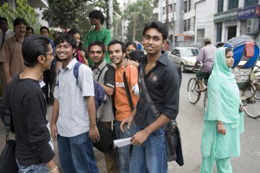 Kızlar ve oğlanlar şehir gençliği Dhaka, Bangladeş sokaklarında   