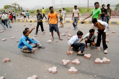 Sih 'ler Mulund, Bombay, Mumbai, Maharashtra, Hindistan' da dera saccha sauda protestoyu engelliyor.   