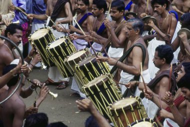 Trichurpooram yoksulluğu, Fil yürüyüşü mücevherli tapınak festivali, jendai davul müzisyenleri, Kerala, Hindistan