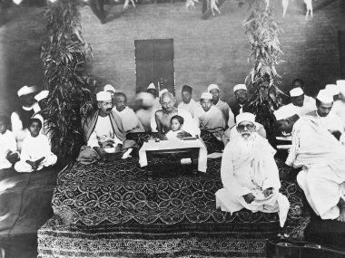 Mahatma Gandhi, kendisi tarafından 11 Ocak 1930 'da kurulan üniversitenin sekizinci toplantısına başkanlık ediyor. 