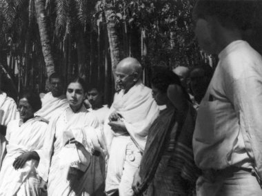 Amtus Salam, Sushila Nayar, Mahatma Gandhi, Abha Gandhi ve Pyarelal Nayar, Noakhali, 1946   