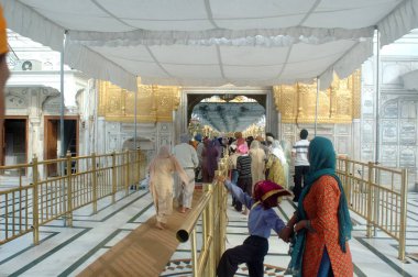 Harmandir 'in ana girişi, Altın Tapınak, Amritsar, Punjab, Hindistan  