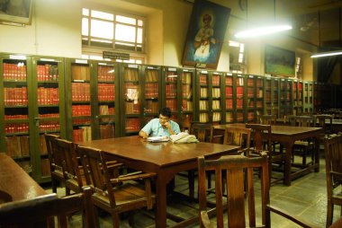 Guru Nanak Khalsa Koleji 'ndeki kütüphane. Bombay Mumbai 'de. Maharashtra. Hindistan   