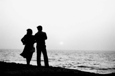 Priyadarshini Park 'ta denize bakan çift Mumbai Maharashtra Hindistan 1986