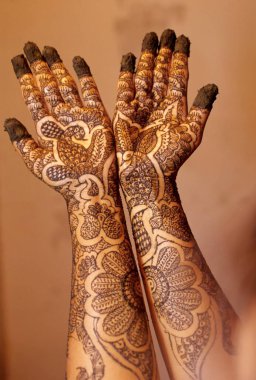 Gelin Mehendi 'nin tasarımını elleriyle gösteriyor.
