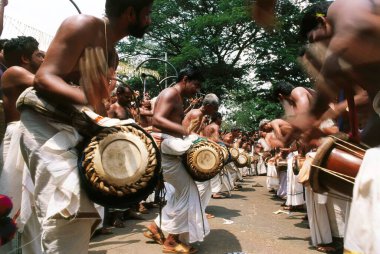 Trichur Thrissur, Kerala, Hindistan 'daki Trichurpooram yoksul festival alayındaki müzisyenler