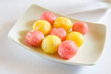 Hint yemeği; tatlı tatlı tatlı angoor Bengali mithai bonbon küçük top rasgulla yumuşak & sulu