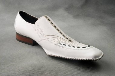 Gri arka planda beyaz deri ayakkabı