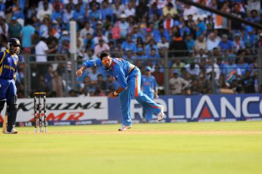 Sri Lankalı vurucu Mahela Jayawardena, 2 Nisan 2011 'de Hindistan' ın Wankhede stadyumunda oynanan ICC Kriket Dünya Kupası finallerinde Hintli Yuvraj Singh 'in maçlarını izliyor.