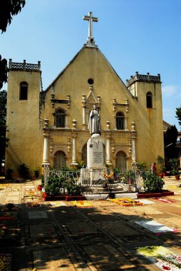 Tüm Ruh Günü, Graves çiçeklerle süslenmiş ve törenle yanan mumlar yılda bir kez Andrews Kilisesi, Bombay Mumbai, Maharashtra, Hindistan 'da gerçekleşir. 