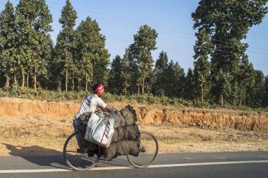 Ranchi Jharkhand Hindistan bisikletinde kömür taşıyan adam. 