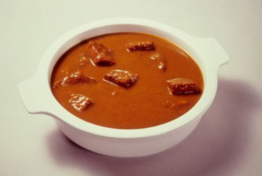 Et kasede servis edilir, yakından izlenir.