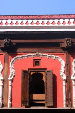 Zengin dekore edilmiş açık pencereler; Vishrambaug Wada Maratha Kralı Peshve 'nin ikinci sarayı; Pune; Maharashtra; Hindistan