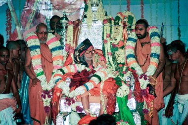 Jayendra Saraswati Swamigal ve Chandrasekharendra Saraswati Swamigal Sankara Vijayandra Saraswati Swamigal ile Kanchipuram, Tamil Nadu, Hindistan 1994 'teki Swarnabhisekham etkinliği sırasında   