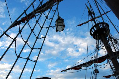 Müzedeki eski geminin düşük açılı görüntüsü direği, gözcülüğü, Paris, Fransa 