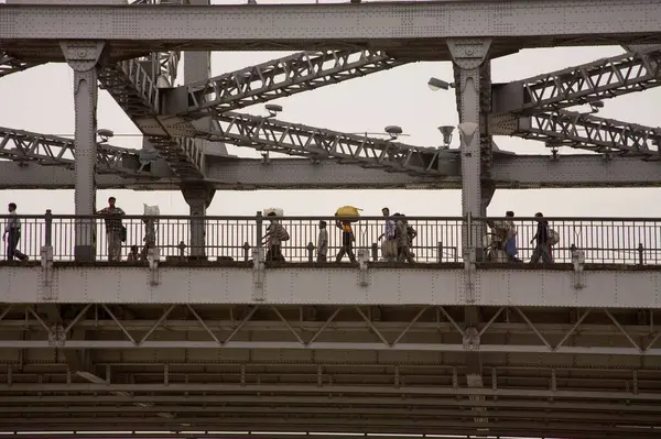 Howrah Köprüsü 'nde yürüyen yayalar, Hooghly Nehri üzerinde inşa edilen Rabindra Setu Kalküta Kolkata; Batı Bengal; Hindistan