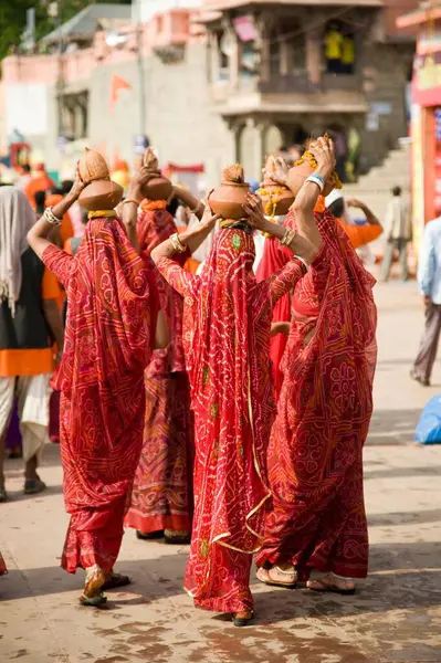 stock image Woman holding ritual pot, kumbh mela, ujjain, madhya pradesh, india, asia 