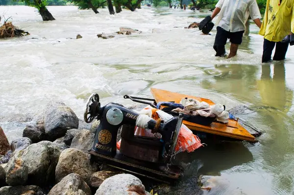 2008 yılında büyük oranda yoksulluk sınırının altında acı çeken Kosi nehri seli Purniya ilçesinde, Bihar 'da, Hindistan' da,