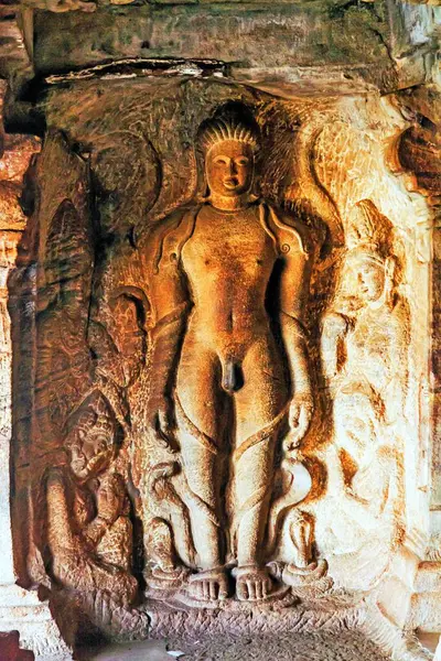 Jain God Bahubali yardım heykeli, Rock kesimi mağara tapınağı, Badami, Bagalkot, Karnataka, Hindistan