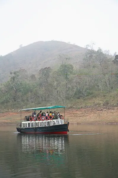 Periyar Gölü 'ndeki tekne turistleri, Periyar vahşi yaşam sığınağı, Thekkady, Kerala, Hindistan 