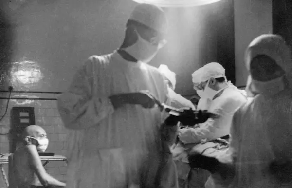 stock image Mahatma Gandhi during the appendicitis operation of his grand daughter Manu at Patna, Bihar, India, May 15, 1947   