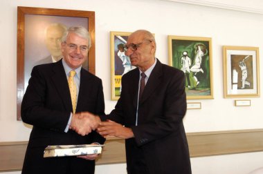 Eski Hint kriket takımı kaptanı Polly Umrigar ve eski İngiltere Başbakanı John Major sohbet ediyorlar, Bombay şimdi Mumbai, Maharashtra, Hindistan   