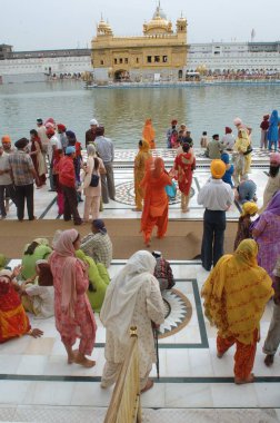 Sih fanatikleri Altın Tapınak, Amritsar, Punjab, Hindistan 'da dolaşıyor 