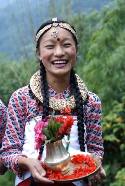 Geleneksel giyinen kırsal kadın, Pastanga, Sikkim, Hindistan 