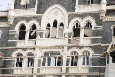 2008 yılında eski Taj Oteli Bombay Mumbai, Maharashtra, Hindistan 'da terörist saldırısı sonucu kırılan pencere. 