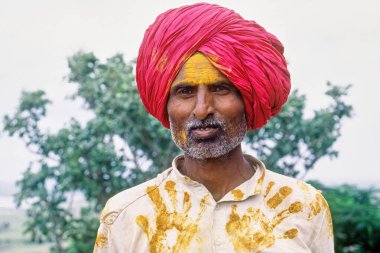 Alnında zerdeçal işareti olan Lord Khandoba Devotee, Jejuri, Maharashtra, Hindistan, Asya 