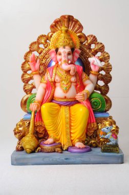 Tahtta oturan Ganesh 'in kil heykeli.