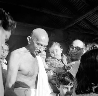 Mahatma Gandhi ve yeğeni Nandini 'yi Sevagram Ashram' da taşıyan Pyarelal Nayar, Ağustos 1944 