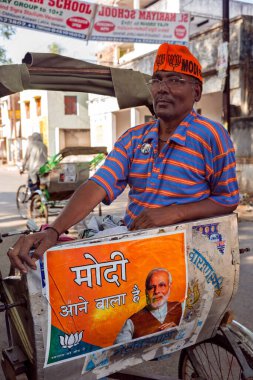 Modi Cap Varanasi uttar Pradesh 'i giyen triportör sürücüsü Hindistan 