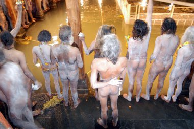 Naga Sadhus, Hindistan, Maharashtra, Nasik yakınlarındaki Trimbakeshwar 'daki Kumbh Mela 2003' te kutsal bir dalış yapmadan önce pooja yaptı..