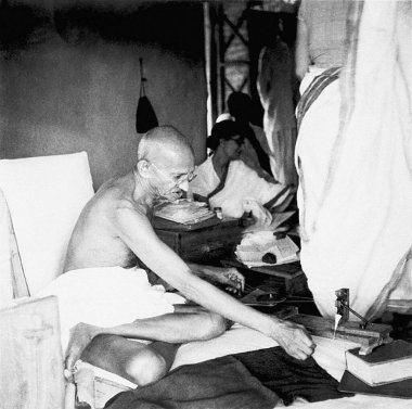 Mahatma Gandhi, 4 Ağustos 1940 'da Sevagram Ashram' daki barakasında dönen Rajkumari Amrit Kaur.  