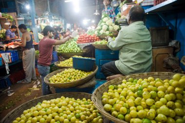 Mumbai Maharashtra Asya 'daki Dadar Market' te sebze dükkanları 