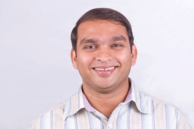 Kameraya gülümseyen Hintli adamın portresini kapat.