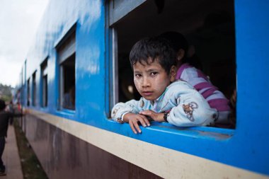 Trenden dışarı bakan çocuk, kalaw, myanmar, burma