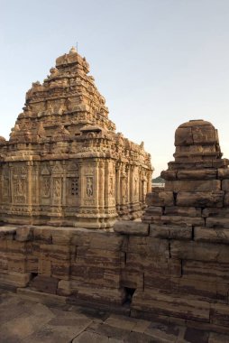 UNESCO Dünya Mirası Alanı; Virupaksha Tapınağı, Kraliçe Lokamahadevi tarafından Pattadakal, Karnataka ve Hindistan 'da inşa edilen Dravidian mimarisidir.