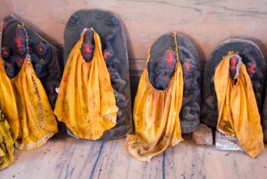 Bhadrakali tapınağındaki tanrıların heykelleri, Itakhori, Jharkhand, Hindistan 