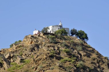 Hindistan, Rajasthan 'daki Pushkar' daki tepedeki tapınak. 