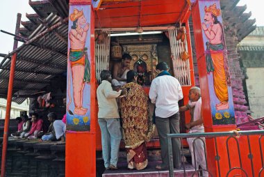 Jyotiba Tapınağı, Kolhapur, Maharashtra, Hindistan 'da evli bir çift 