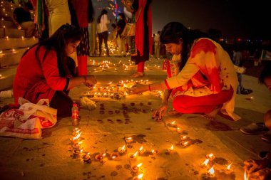 Dev Deepavali, Varanasi, Banaras, Benaras, Kashi, Uttar Pradesh, Hindistan 'da petrol lambaları yakan kadınlar