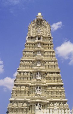 Karnataka Hindistan 'daki Mysore' daki Chamundeshwari tapınağı. 