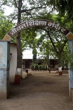 Anna Hazare Maharashtra Hindistan Asya 'nın Ralegaon Siddhi köyündeki okul kapısı.